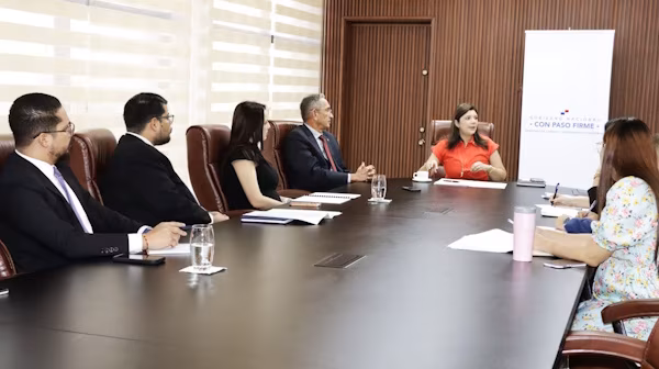 A fin de facilitar oportunidades de empleo a la ciudadanía en Panamá, en proyectos de infraestructura financiadas por el Estado a nivel nacional, los ministros de Vivienda y Ordenamiento Territorial (MIVIOT), Jaime A. Jované C. y de trabajo y Desarrollo Laboral (MITRADEL) Jackeline Muñoz, sostuvieron la primera reunión de trabajo.