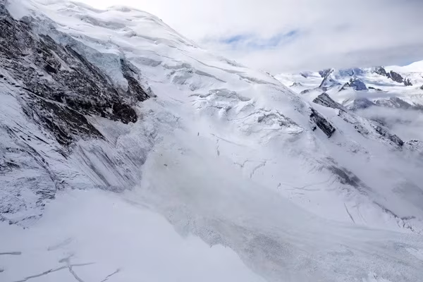 Una persona murió y dos resultaron heridas por una avalancha en el cantón de Valais (suroeste de Suiza) cuando practicaban esquí de travesía, informó este viernes la policía cantonal.