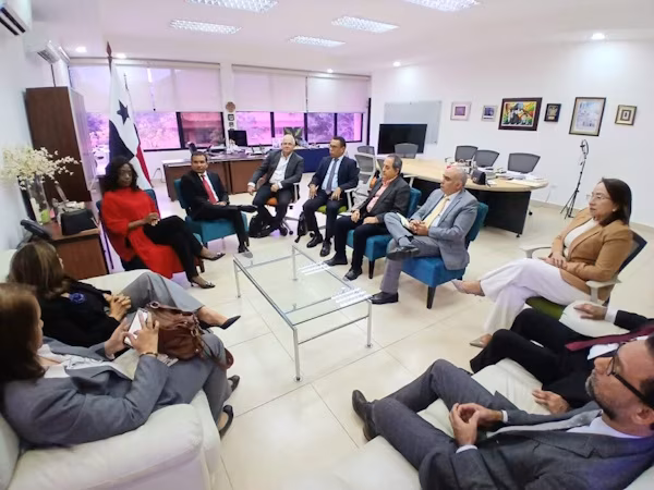 Con miras a establecer alianzas estratégicas hacia la consolidación de la educación, la ministra de Educación de Panamá, Lucy Molinar, sostuvo un amplio diálogo con los rectores de las diversas universidades estatales, en que se trataron temas referentes con la calidad de la educación superior y el rol de las universidades en la sociedad panameña.