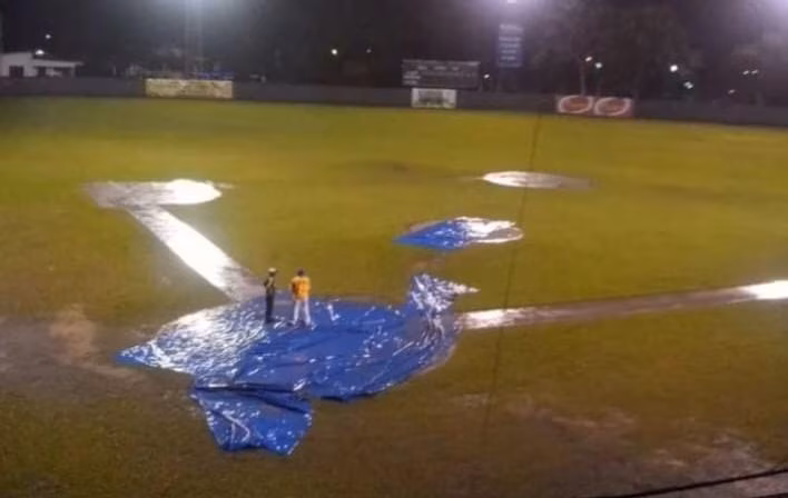 Imágenes del estadio Calvin Byron de Changuinola donde le estan poniendo la lona ya que el partido fue suspendido por lluvia.