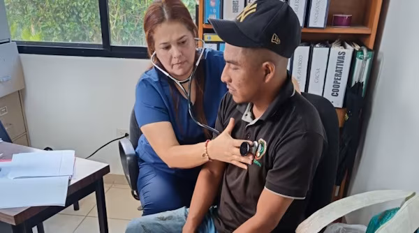 En Panamá, la Caja de Seguro Social (CSS), avanza en el fortalecimiento de la prevención y promoción de la salud, mediante el Programa de Vigilancia Médica Ocupacional, una iniciativa destinada a los trabajadores bananeros en Bocas del Toro. Este proyecto, permitirá efectuar evaluaciones sistemáticas de la salud laboral, identificar riesgos ocupacionales y llevar acciones preventivas directamente a los grupos laborales.