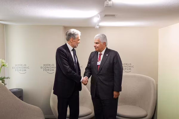 El primer ministro de Países Bajos, Dick Schoof, se reunió este miércoles, en Davos con el presidente de la República de Panamá, José Raúl Mulino, a fin de tratar temas de cooperación marítima y combate al narcotráfico.