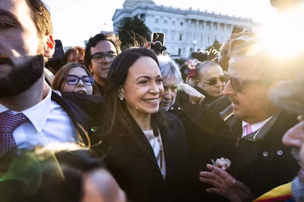 La ciudad de Doral, en el condado Miami-Dade (EE.UU.), aprobó designar una calle con el nombre de ‘María Corina Machado Way’ en honor a la líder opositora venezolana y premio Nobel de la Paz, en reconocimiento a su trayectoria en la defensa de la democracia, la libertad y los derechos humanos.
