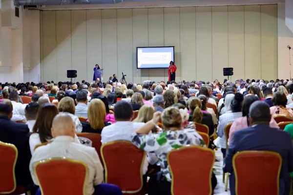 Con miras a fortalecer la gestión educativa y promover la mejora continua del sistema escolar, aproximadamente 800 directores de centros educativos y supervisores de las 16 regiones educativas de Panamá participaron recientemente, en el Segundo Encuentro por la Educación.