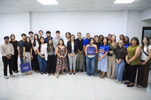 La Directora de Políticas Públicas y Análisis Económico y Social del MEF de Panamá, Rubilú Rodríguez, sostuvo un encuentro con un grupo de estudiantes de la Universidad de Texas, con el fin de brindar una explicación integral sobre el sistema económico de Panamá, el funcionamiento del Ministerio de Economía y Finanzas y su rol en la formulación de políticas públicas, la gestión responsable de los recursos del Estado y la promoción del desarrollo económico y social.