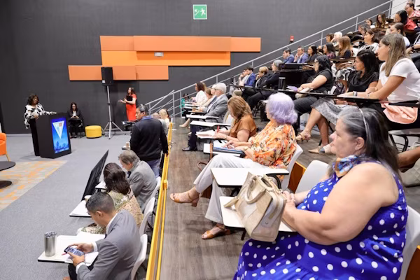 Avances en capacitación docente, alianzas con empresas tecnológicas y reformas alineadas a estándares internacionales marcaron el primer año de la actual administración educativa, enfatizó la ministra de Educación de Panamá, Lucy Molinar, durante un foro organizado por la Asociación Panameña de Ejecutivos de Empresa (APEDE).