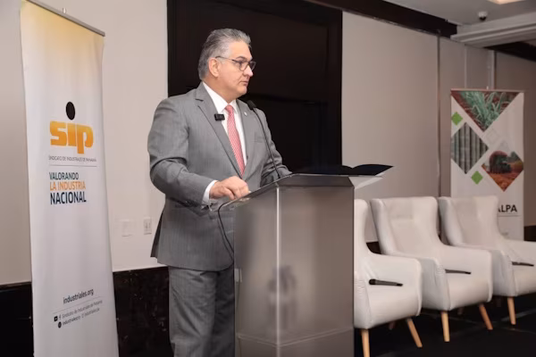 El ministro de la Presidencia, Juan Carlos Orillac, afirmó recientemente, que la implementación del Proyecto del Bioetanol en Panamá, representaría una importante inversión que dinamizaría la economía y generaría más de 10 mil empleos directos y 20 mil indirectos.