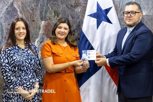 La ministra de Trabajo y Desarrollo Laboral de Panamá, Jackeline Muñoz de Cedeño, entregó de manera formal al primer vicepresidente de la Asamblea Nacional de Diputados, Eduardo Vásquez, la memoria institucional 2025, documento que destaca los avances concretos en beneficio tanto de trabajadores, como empleadores y la población en general.