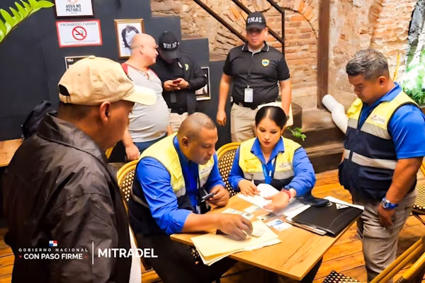 Tras un esfuerzo común con el SNM, inspectores del MITRADEL de Panamá, realizaron un operativo nocturno en restaurantes ubicados en Bella Vista, Albrook y el Casco Antiguo, como parte de las acciones permanentes dirigidas a verificar el cumplimiento de la normativa laboral vigente y preservar un mercado de trabajo ordenado y justo.