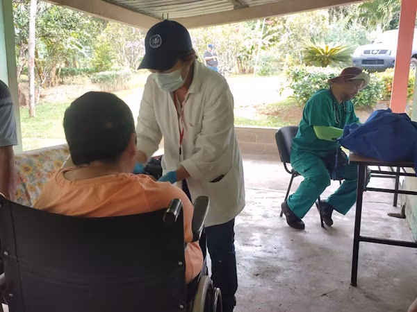 Actualmente el personal del Sistema de Atención Domiciliaria Integral (SADI) de la Policlínica Manuel Paulino Ocaña, en Penonomé, ofrece atención médica a pacientes en situación de vulnerabilidad, principalmente aquellos que no pueden trasladarse por su estado de salud y porque viven en zonas de difícil acceso en la provincia de Coclé.