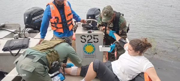 Unidades de la Policía Ambiental brindaron primeros auxilios a científica italiana, que junto a operador del bote sufrieron una colisión con un objeto fijo, pero la rápida activación de los protocolos de emergencia permitió una intervención eficiente, demostrando la efectividad de los sistemas de vigilancia y respuesta en zonas críticas.