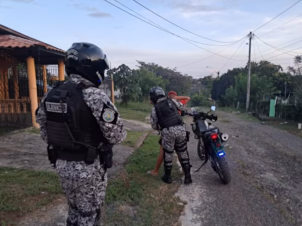 En las últimas 72 horas, en el marco del Plan Firmeza, la Policía Nacional de Panamá (PNP), aprehendió a 410 personas e incautó 832 municiones y 13 armas de fuego.