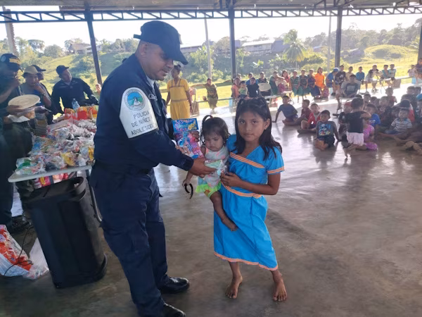Unidades de la Policía Nacional de Panamá (PNP), se desplazaron hasta la comunidad de Dudori Guariviara, en el distrito de Jirondai, Comarca Ngäbe-Buglé, con miras a desarrollar el Programa “Verano Azul”, iniciativa que pretende fortalecer la confianza y el acercamiento con esta comunidad, promoviendo un impacto positivo y duradero en la región.