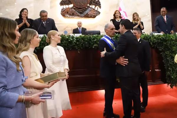 En el pequeño Parlamento, sin apenas protocolo ni jefes de Estado pero arropado por sus simpatizantes. Así ha tomado posesión este martes el conservador Nasry ‘Tito’ Asfura como presidente de Honduras hasta 2030.