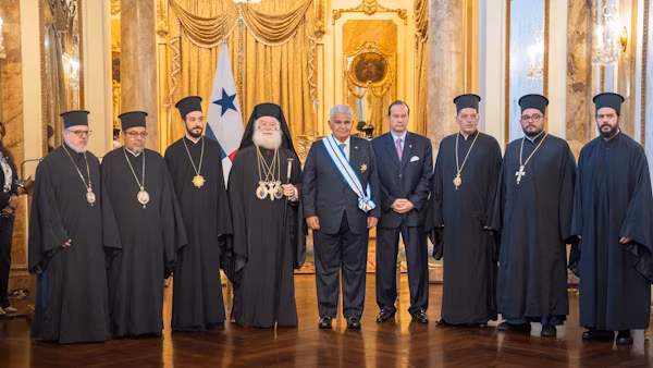 Durante un acto solemne desarrollado en el Salón Amarillo de la Presidencia de Panamá, Su Beatitud Teodoro II, Papa y Patriarca de la Gran Ciudad de Alejandría y toda África de la Iglesia Ortodoxa Griega, concedió al presidente de la República, José Raúl Mulino, la condecoración Gran Cruz del Apóstol Marcos en reconocimiento al apoyo institucional a la Iglesia Ortodoxa Griega.