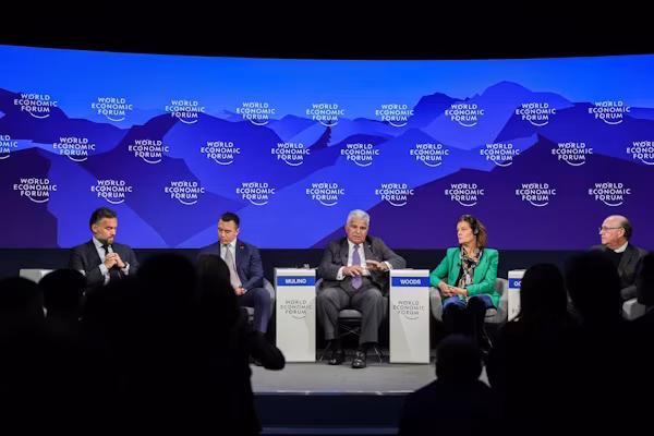 El presidente de la República de Panamá, José Raúl Mulino, participó como expositor principal en el panel “Reconstruyendo la confianza en Latinoamérica” durante el Foro Económico Mundial de Davos, Suiza. Este evento, es el principal encuentro internacional que reúne a los líderes de gobiernos, multinacionales, sociedad civil y el sector académico.