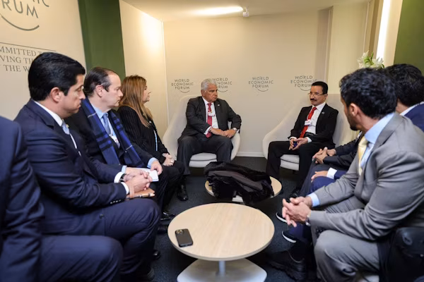 En el ámbito del Foro Económico Mundial, el presidente de la República de Panamá, José Raúl Mulino, sostuvo una reunión con el sultán Ahmed bin Sulayem, presidente de DP World, compañía líder mundial en el sector marítimo y en soluciones integrales para la cadena de suministro.