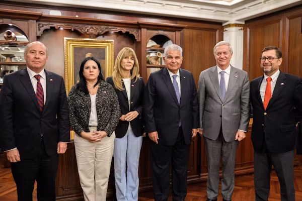 El presidente de la República de Panamá, José Raúl Mulino, recibió en fecha reciente al presidente electo de Chile, José Antonio Kast, con quien acordó establecer una comisión binacional con mesas de trabajo permanentes. En estas mesas se tratarán temas clave como: economía, educación, comercio y seguridad, con el propósito de desarrollar iniciativas que generen bienestar para los pueblos de ambas naciones.