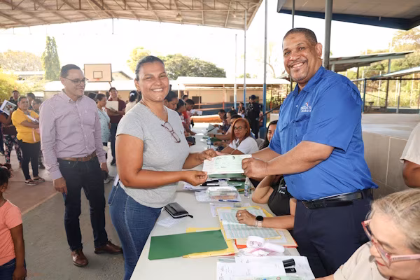 IFARHU continúa con el pago del PASE-U: tercer desembolso 2025. El proceso comenzó en la provincia de Los Santos y en la Comarca Emberá, con un desembolso de B/. 1,337,610.00 y B/. 366,450.00, respectivamente, beneficiando a 12,227 estudiantes en Los Santos y 3,519 en la Comarca Emberá.