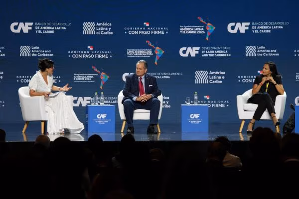 Ministro de Ambiente expone la necesidad de cuidar la biodiversidad.