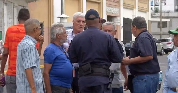 Exfuncionarios protestaban por pagó de interés de décimos retenidos.