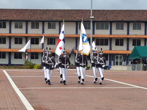 Nuevos Oficiales desfilan con el emblema nacional.