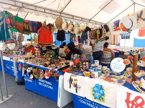 Veredas artesanales en las mil polleras.