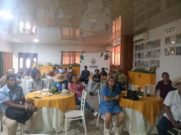 caficultores reciben seminario sobre seguros.