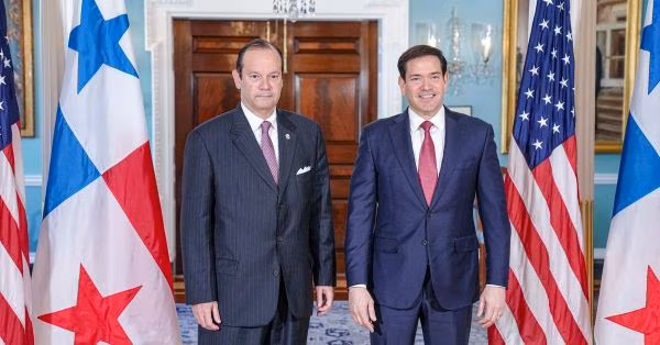 Funcionarios saludas a los presentes después de la reunión.