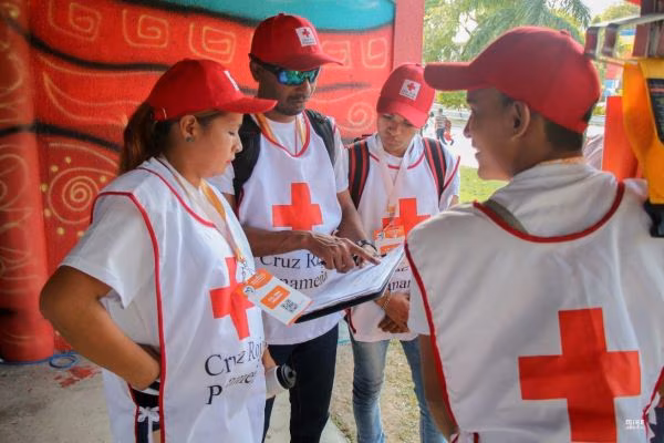 Funcionarios de la cruz roja leen nuevo catálogo humanitario.