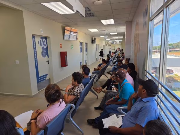 Pacientes esperan para ser atendidos.