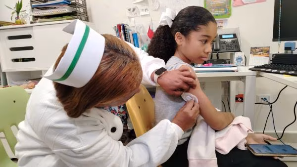 Css instala dispositivos de control diabético a niños.