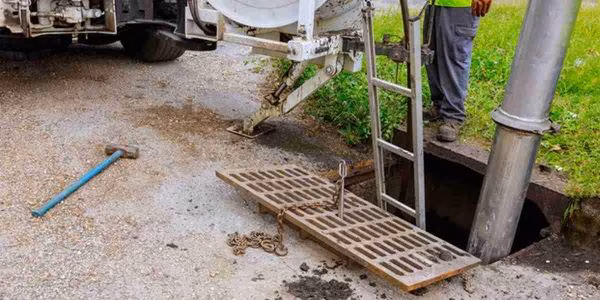 Obreros trabajan en la limpieza del alcantarillado.