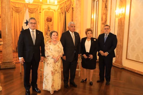 Foto oficial de los nuevos magistrados.