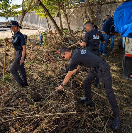 Guardias municipales se suman a la recuperación de playas en el Casco Antiguo.
