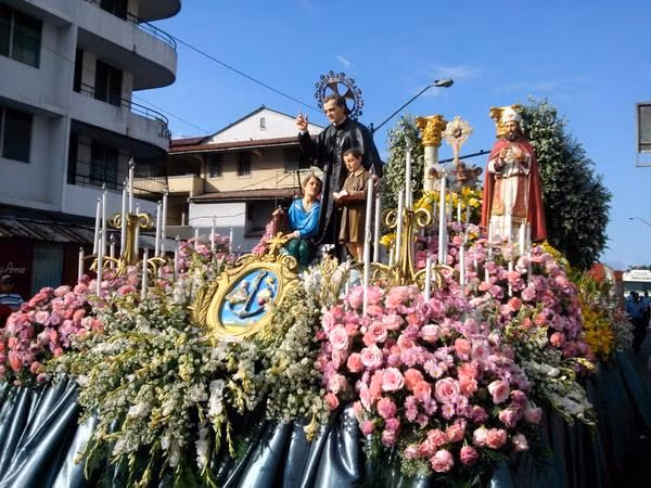 Miles de personas participan de la profesión de Bon Bosco.