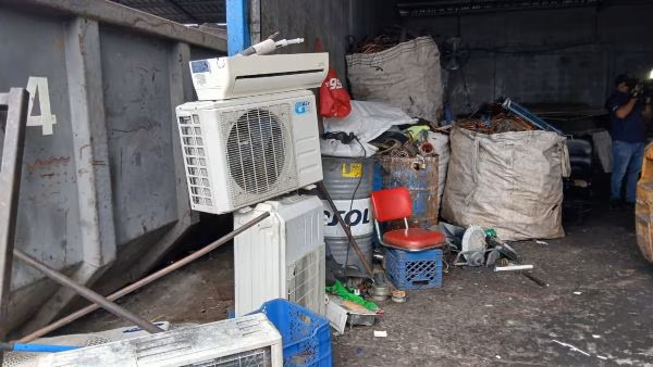 Llaman la atención de recicladoras por mala disposición de desechos voluminosos.