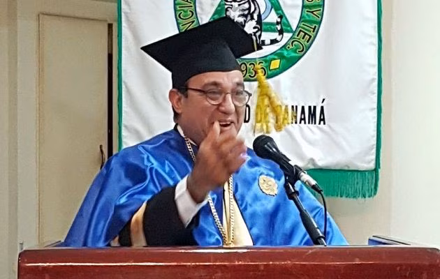 Rector Flores asegura que no se va a reelegir.