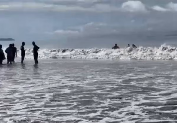 Momentos del rescates en aguas de playa las Lajas.