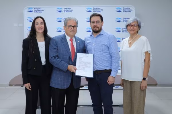 Ministro de salud entrega orden de proceder.