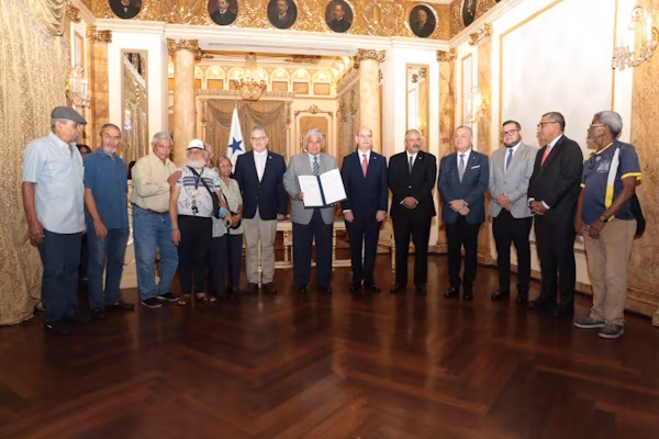 Como cumplimiento de una deuda histórica y largamente esperada, el presidente de la República de Panamá, José Raúl Mulino, sancionó este jueves, 15 de enero, la Ley 506. Esta normativa, ordena el pago de los intereses por mora derivados de la retención de la segunda partida del décimo tercer mes de los años 1972 a 1983, beneficiando a servidores públicos y trabajadores del sector privado que laboraron durante dicho período.