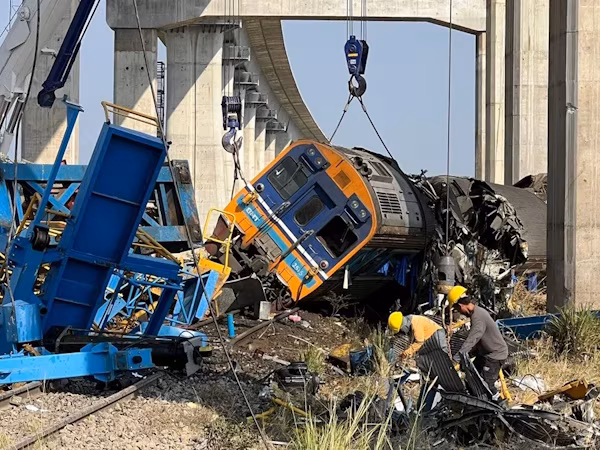 Al menos 29 personas han muerto y 30 resultaron heridas este miércoles en Tailandia tras la caída de una grúa de construcción sobre un tren de pasajeros que cubría la ruta de Bangkok a Ubon Ratchatani (noreste), según las últimas cifras oficiales.
