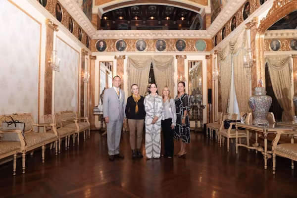 En una cita entrañable con la historia y el arte nacional, las hermanas Ethery y Eileen Reinhard Lewis, nietas del ilustre maestro Don Roberto Lewis e hijas de Doña Zita Lewis, visitaron en fecha reciente, el Palacio de Las Garzas con miras a contemplar de cerca la herencia artística de su abuelo.