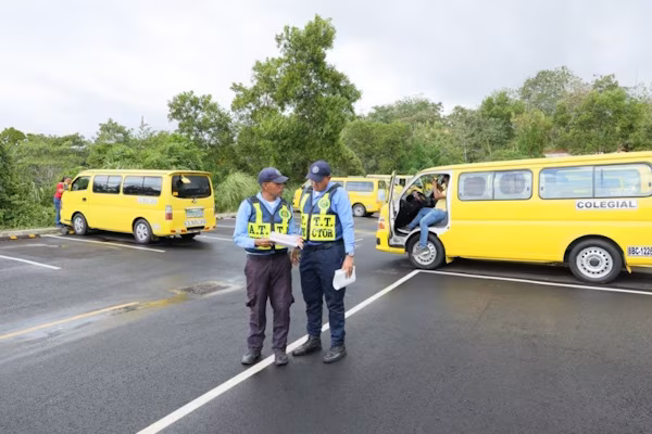 Con el fin de garantizar un retorno a clases seguro para miles de estudiantes, la Autoridad del Tránsito y Transporte Terrestre de Panamá (ATTT) sigue en curso, la jornada obligatoria de inspección y capacitación dirigida a propietarios y conductores de buses colegiales en esta ocasión de Panamá Centro, Panamá Norte y San Miguelito.