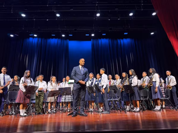 En medio de aplausos y con gran orgullo, la Banda Sinfónica de la región escolar de Colón, debutó en el Centro de Arte y Cultura, mostrando así en escena, el talento, la disciplina y la pasión de jóvenes que creen en la música como motor de formación y construcción de sueños.