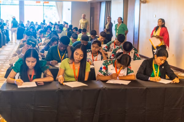 Tras una agenda dinámica y formativa, los 140 estudiantes participantes del Campamento Nacional de Desarrollo y Liderazgo Estudiantil vivieron su segundo día de actividades enfocado en el autoconocimiento, la proyección personal y el fortalecimiento del trabajo en equipo.