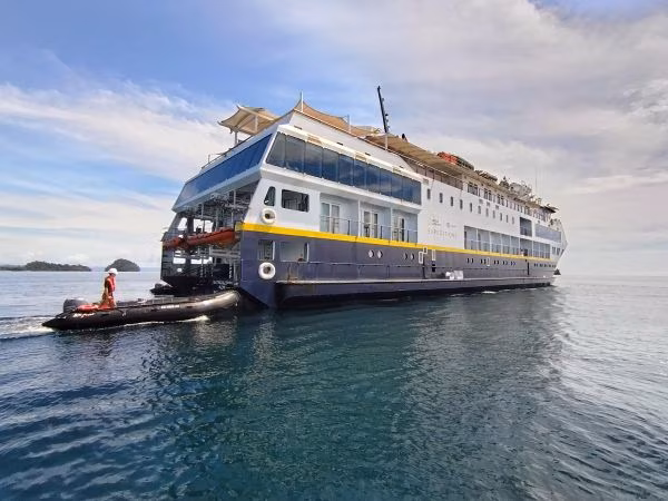 Un crucero de la empresa National Geographic arribó al Parque Nacional Coiba con pasajeros de distintas nacionalidades para desarrollar actividades de ecoturismo dentro del área protegida. La embarcación llegó a las 6:00 a.m. y cumplió con los protocolos migratorios antes de iniciar su itinerario. Posteriormente, los responsables del crucero se presentaron en la estación del parque para entregar el listado de visitantes y el plan de recorridos autorizados.