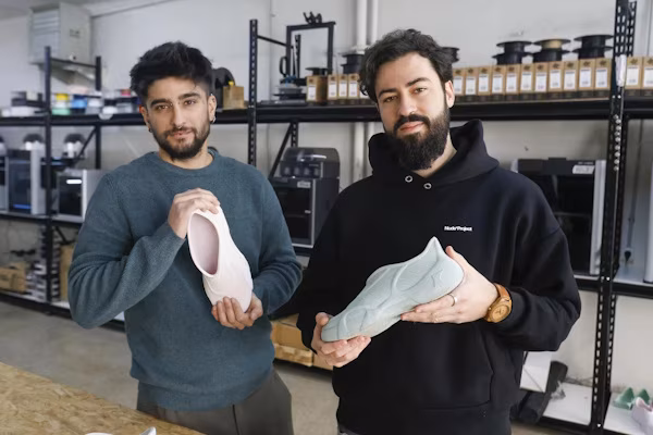 Elda (Alicante) (EFE).- Dos jóvenes emprendedores de Elda (Alicante) han creado una marca de calzado realizado íntegramente con impresoras 3D, lo que supone una auténtica revolución en el sector, que afronta los retos de la renovación para ofrecer un producto cada vez más competitivo y sostenible en los diferentes mercados.