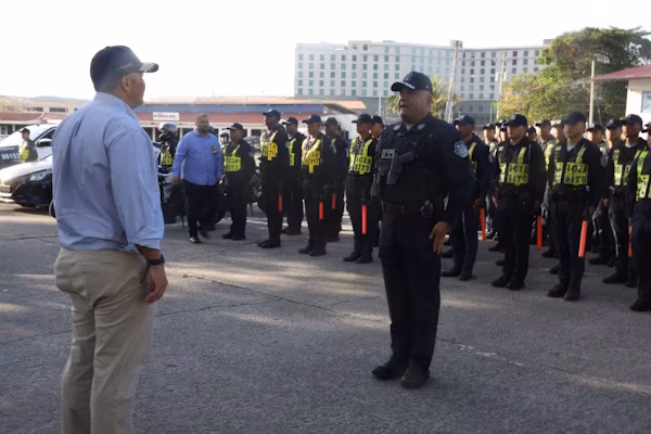 El Director General de la Policía Nacional de Panamá, Jaime Fernández, pasó revista este jueves, 12 de febrero a las unidades policiales de la Dirección Nacional de Operaciones de Tránsito que se desempeñarán en el Operativo de Carnaval.