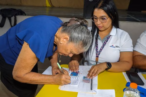 El Ministerio de Desarrollo Social (MIDES) incorporó a 1,586 nuevos beneficiarios a los Programas de Transferencia Monetaria Condicionada (PTMC) para el primer pago del año, que se realizará en marzo. Del total de nuevos ingresos, 979 corresponden a mujeres y 607 a hombres. La mayoría fue incluida a través de la modalidad de Tarjeta Clave Social, con 1,424 beneficiarios, mientras que 162 personas ingresaron bajo la modalidad de difícil acceso.